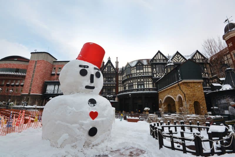 เทศกาลหิมะ ซัปโปโร ,ฮอกไกโด ประเทศญี่ปุ่น Snowman display for snow festival at Chocolate factory, Sapporo, Hokkaido, Japan