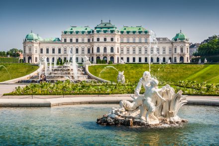 224604439 - Schloss Belvedere เป็นที่พักฤดูร้อนสำหรับ Prince Eugene of Savoy ในเวียนนา ประเทศออสเตรีย