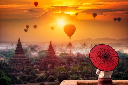 603550856 - ผู้หญิงพม่า กางร่มสีแดง ดูบอลลูน พุกาม มัณฑะเลย์ พม่า